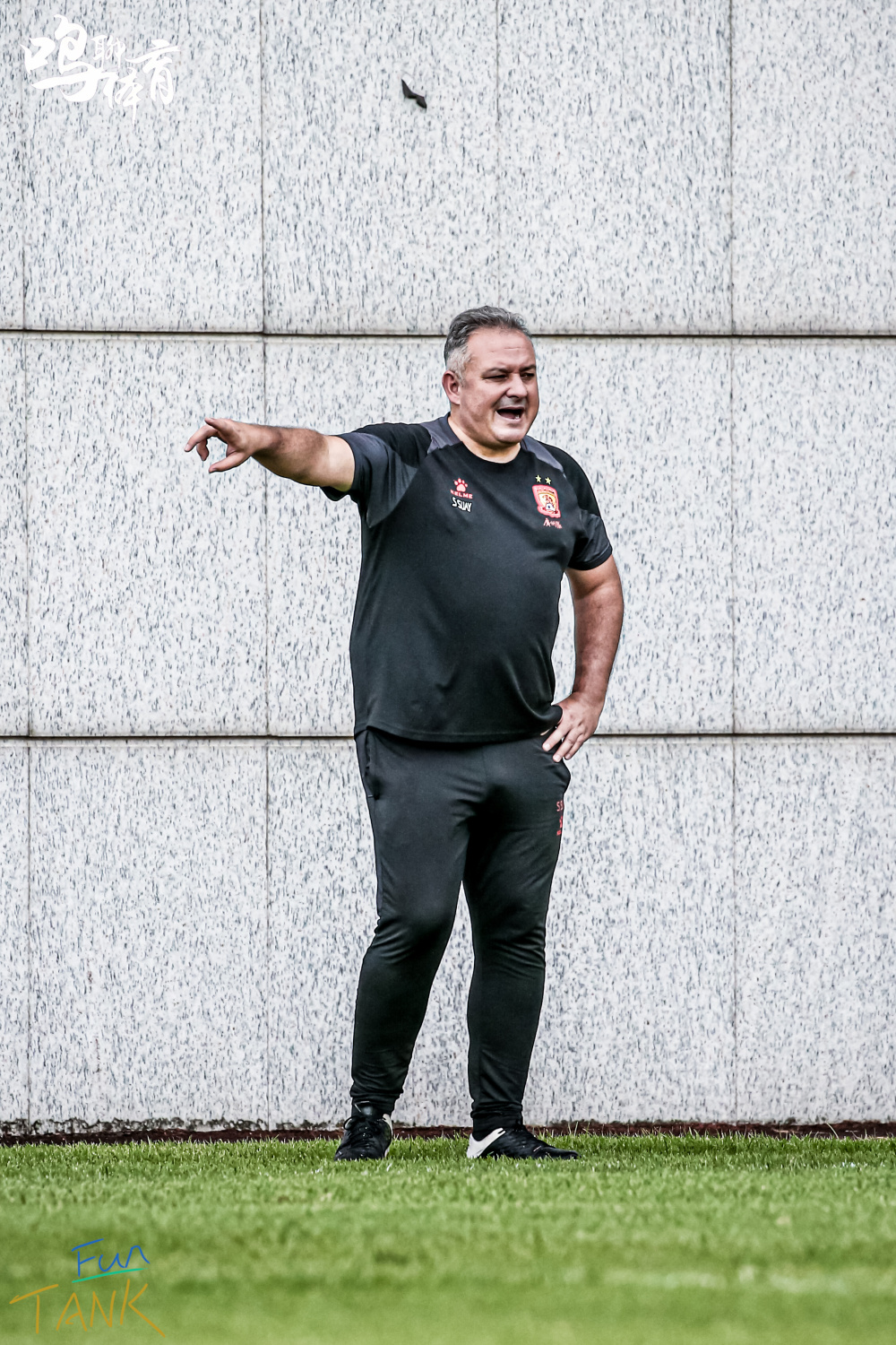 爱游戏体育-广州队训练开放日；冲刺阶段外线爆发引观众欢呼；欧超杯在即；球队文化被再次提及的简单介绍