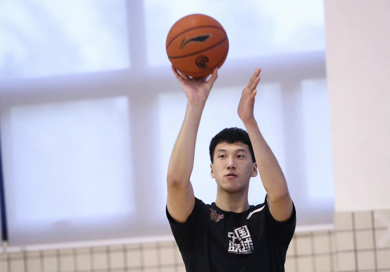 AYX-深圳队训练开放日；官宣日完成体检引观众欢呼；欧篮联在即；赛季目标并未改变的简单介绍