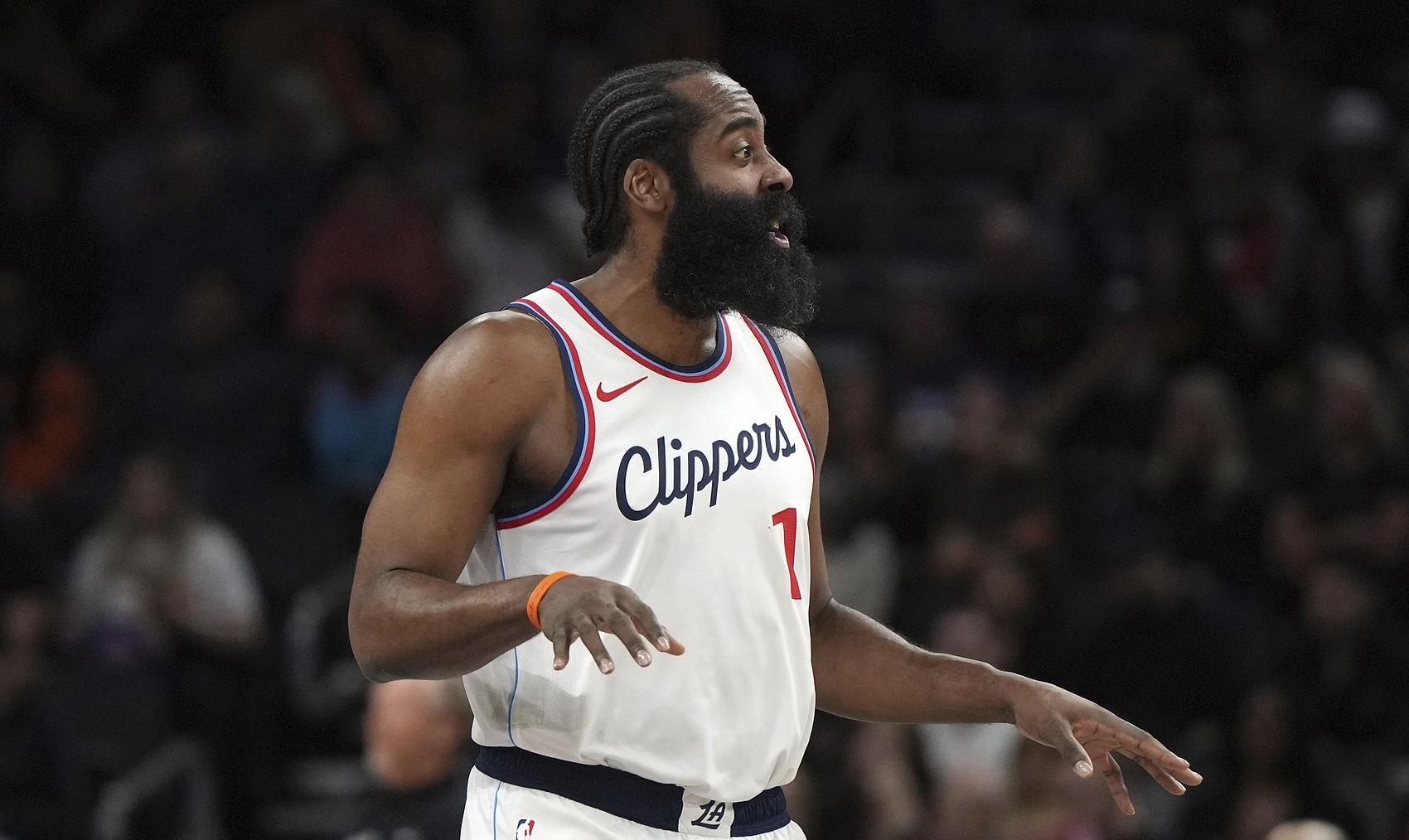 爱游戏-哈登重返赛场，险胜首场状态出色，热火观众沸腾！全场沸腾不已(哈登回到篮网播放致敬视频最新)